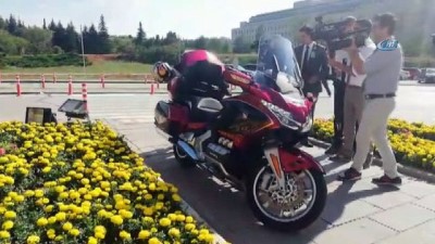 Sofuoğlu yemin törenine motosikletiyle geldi