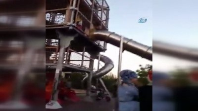 baros -  Parkta oyun alanlarında mahsur kalan çocuk kurtarıldı  Videosu