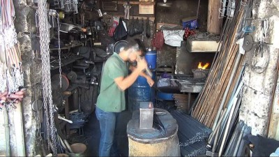 acikogretim -  90 derece sıcaklıkta demir bükerek aile geçimine katkı sağlıyor
- 19 yaşındaki genç 8 yıldır ailesine bakıyor  Videosu