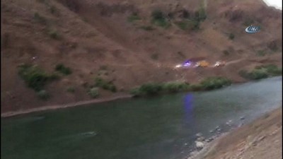  Bingöl’de kamyon nehre uçtu: 1 yaralı 