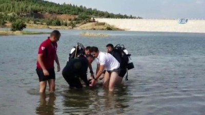  Oynamak için gölete giden kardeşlerden biri boğuldu diğerini balık tutan vatandaşlar kurtardı