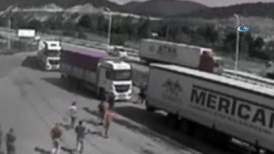  Tıra arkadan çarpan otomobil defalarca böyle takla attı 