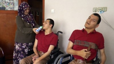 engelli annesi -  24 yıl engelli çocuklarına baktı bir kere ‘of’ demedi  Videosu
