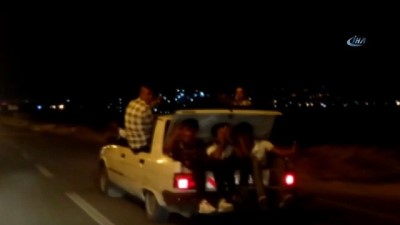 grup genc -  Asker uğurlamada tehlikeli yolculuk... Arabaya sığmayınca bagajda yolculuk yaptılar  Videosu