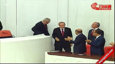 Erdoğan Meclis'e gelince ayağa kalkmadılar