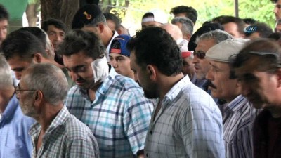 koy mezarligi -  Yaralı baba kazada hayatını kaybeden minik evlatlarını gözyaşlarıyla uğurladı Videosu