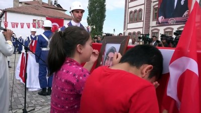 hain saldiri - 11 aylık bebeğiyle şehit olan Nurcan Karakaya'nın cenazesi - Detaylar - SİVAS Videosu