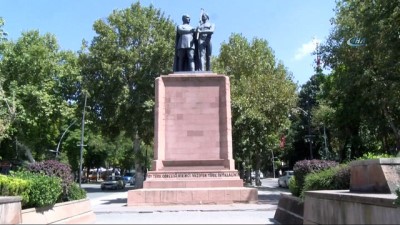  Çıplak heykele ‘Şort’ talebi