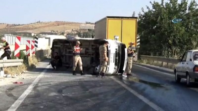 direksiyon -  İşçi taşıyan servis devrildi: 17 yaralı  Videosu