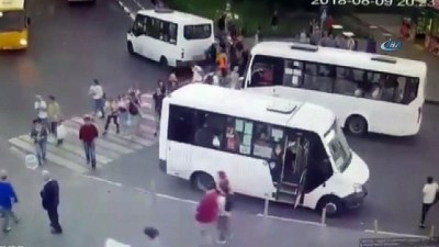 yaya gecidi -  - Vatandaşlar İki Otobüsün Arasında Sıkıştı Videosu