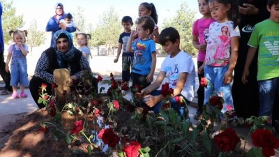 ozel harekatci -  Şehit annenin mezarına doğum günü ziyareti... '9 yavrum daha var onları da vatan için veririm' Videosu