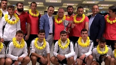 kirmizi kart - Avrupa Şampiyonu milliler İstanbul'a geldi  Videosu