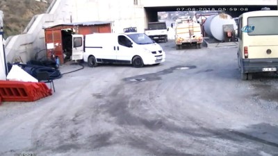 insaat deposu -  Önce araçların tekerlerini patlattılar sonra depoyu soydular... O anlar kamerada  Videosu
