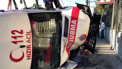 kirkoy - Bakırköy'de ambulans devrildi: 3 yaralı - İSTANBUL  Videosu