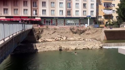 yuzme - Bayburt'ta sıcak hava bunalttı Videosu