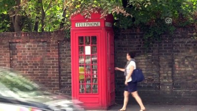 tarihi saat kulesi - İngiltere'nin ikonik telefon kulübeleri alternatif kullanımlarla canlanıyor - LONDRA  Videosu