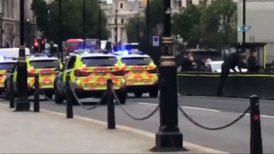 polis -  - İngiltere’de Bir Araç Parlamento Binası Bariyerlerine Çarptı  Videosu