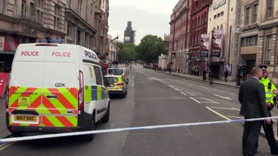 polis - İngiltere'de parlamento binasının bariyerlerine araç çarptı - LONDRA  Videosu