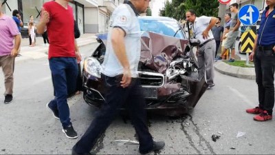 direksiyon -  Otomobil ile traktör böyle çarpıştı: 5 yaralı  Videosu