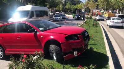 gorgu tanigi - Otomobil orta refüje çıktı: 1 yaralı - BİLECİK Videosu