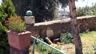 vahabi -  Tarihi mezar taşı duvardan çıktı  Videosu
