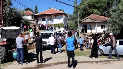 koy mezarligi - Üzerine evin çatısı çöken baba defnedildi - SİVAS Videosu