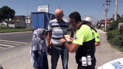 trafik polisi - Çocuklardan hatalı sürücülere 'kırmızı düdüklü' uyarı - DÜZCE  Videosu