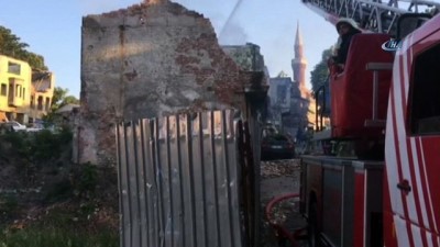 trol -  Fatih’te yanan metruk binanın duvarı aracın üzerine böyle çöktü Videosu