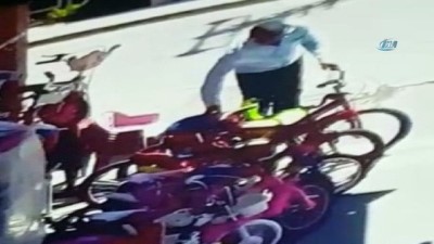 emniyet amirligi -  Karakolun karşısındaki dükkandan bisiklet çalan karı koca kameralara yakalandı  Videosu
