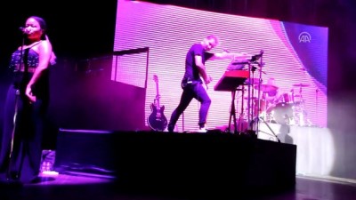 yabanci turist - Şarkıcı Dua Lipa, Antalya'da konser verdi  Videosu