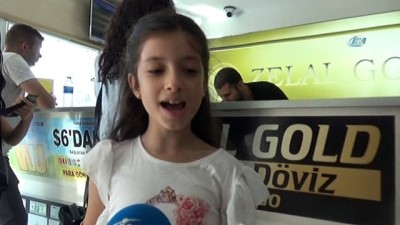  8 yaşındaki Güneş kumbarasındaki dolarları bozarak Türk Lirasına destek verdi 