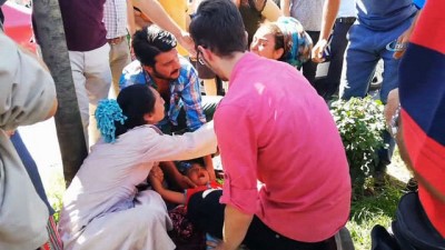 kucuk kiz -  Annesinin elinden fırlayan minik kıza araba çarptı  Videosu