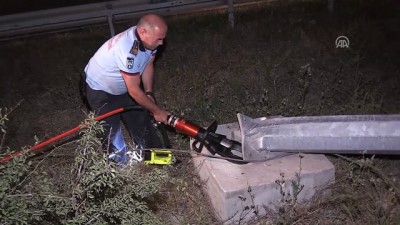 elektrik diregi - Çevre yoluna devrilen elektrik direği sürücüleri korkuttu - ANKARA  Videosu