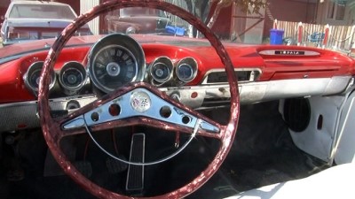 klasik otomobil -  'Kullanılamaz' denilen klasik otomobilleri restore edip sergiliyorlar  Videosu