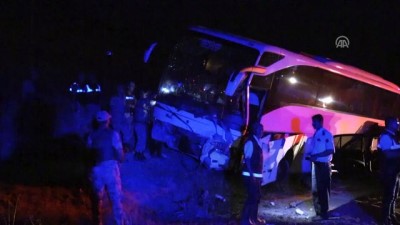 Van'da otobüs ile otomobil çarpıştı: 5 ölü, 18 yaralı