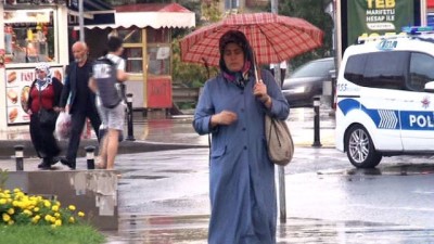 saganak yagmur -  İstanbul’da vatandaşlar yağmura hazırlıksız yakalandı  Videosu