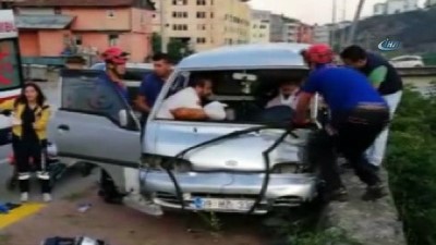 elektrik diregi -  Minibüs elektrik direğine çarptı: 3 yaralı  Videosu