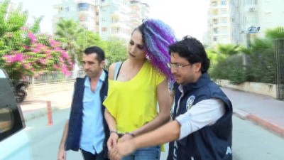  Antalya'da bir şahıs travestinin evinin penceresinden düşmüştü... O travesti yakalandı 