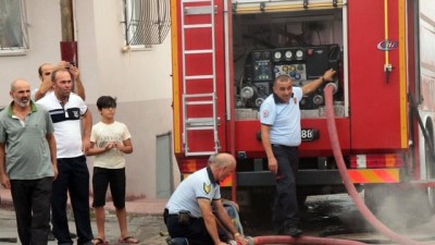  Binanın deposunda çıkan yangın paniğe neden oldu 