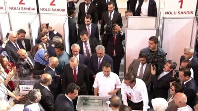 Cumhurbaşkanı Erdoğan, partisinin 6. Olağan Büyük Kongresinde oyunu kullandı - ANKARA 