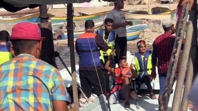 Gazzeliler, İsrail ablukasını kırmak için denize açıldı