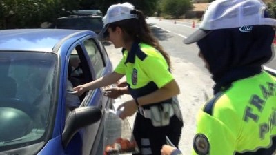  Trafik polisleri, ceza kesmek yerine şeker ve kolonya ikram etti 