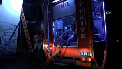  Elektrik tellerinden çıkan yangın 5 ev ve ahırı kül etti 