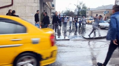  Erzurum'da sağanak sele dönüştü