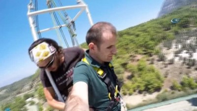 bungee jumping -  Görme engelli öğretmen türkülerle bungee jumping yaptı, ortaya renkli görüntüler çıktı  Videosu