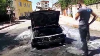  Seyir halindeki otomobil alev aldı 