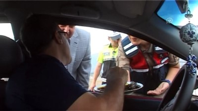 kusburnu - Tokat'ta sürücü ve yolculara yaprak sarma ikramı  Videosu