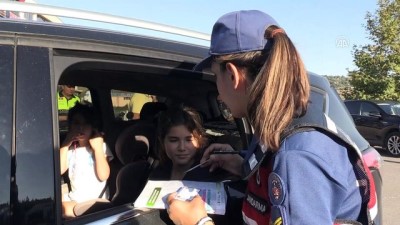 bayram trafigi - Vali Tuğba Yılmaz çocuklara 'kırmızı düdük' dağıttı - YALOVA Videosu