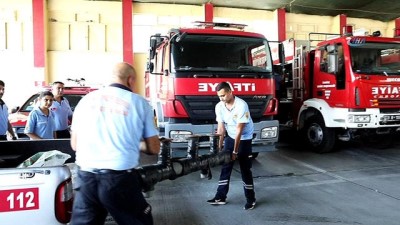  Yavru kedi sıkıştığı metal boru içerisinden böyle kurtarıldı 