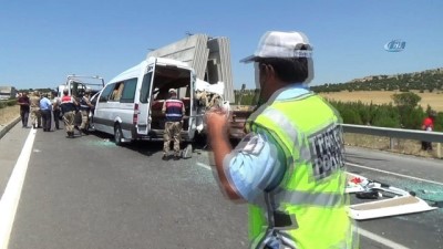 yolcu minibus -  Kahramanmaraş’ta yolcu minibüsü tıra çarptı: 2 ölü, 12 yaralı  Videosu
